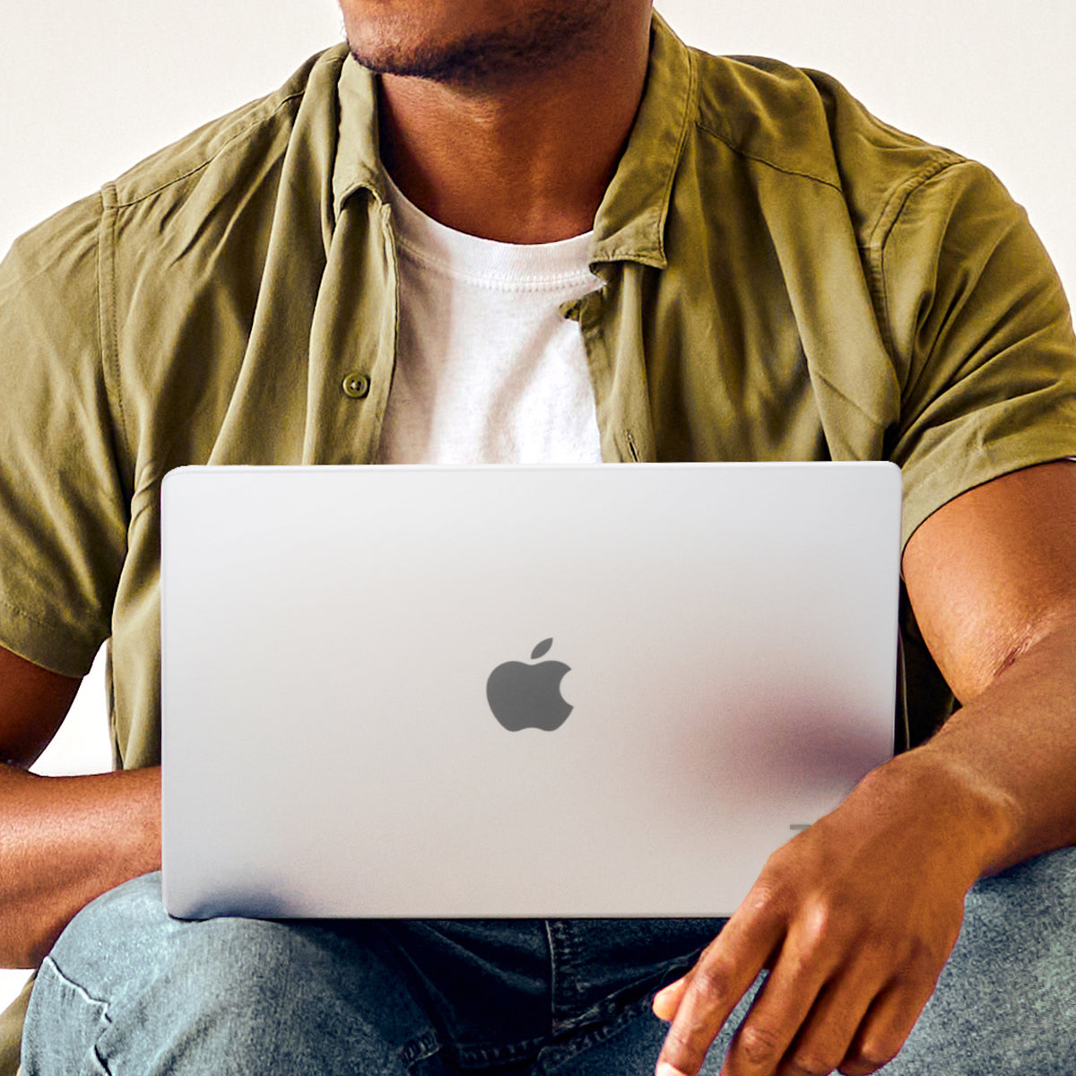 Funda dura Hardshell MacBook Pro 16" M5/M4/M3 Zagg transparente